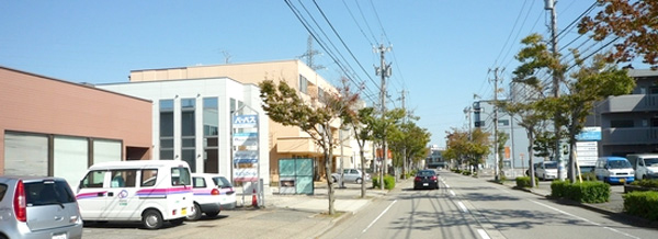 左手側にグリーンの看板が見えてきました！