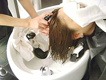 頭皮の美容液をつけます。